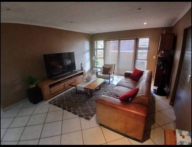 3 BEDROOM HOUSE FOR SALE IN THATCHFIELD